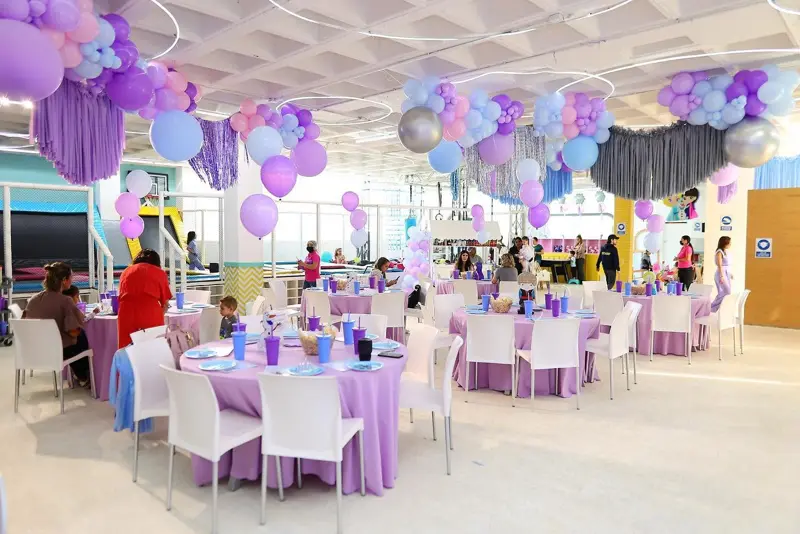 Salón con globos y mesas listas