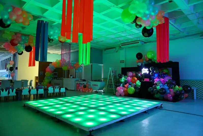 Pista iluminada con globos